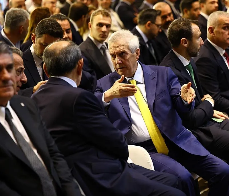 fenerbahcede-ismail-kartaldan-kerem-ve-lukaku-karari-fenerbahcede-ismail-kartaldan-radikal-kararlar-yildiz-ism-1789714402998.jpeg Fenerbahçe'de İsmail Kartal'dan radikal kararlar: Yıldız isme kesik! Sistem değişiyor-10