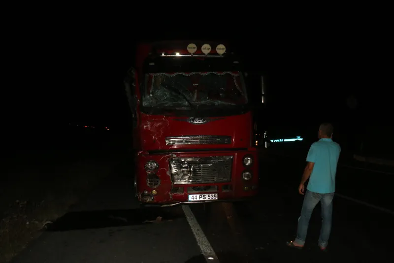 Son dakika: Aydın'da otomobil tırla çarpıştı: 2 ölü, 2 yaralı - 4