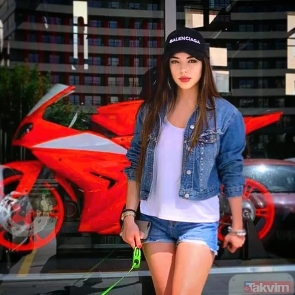 ‘Escort’ açıklamasıyla olay olmuştu! Aygün Aydın dur durak bilmiyor! Süper mini saten geceliğiyle paylaştı gören şaştı kaldı - 14