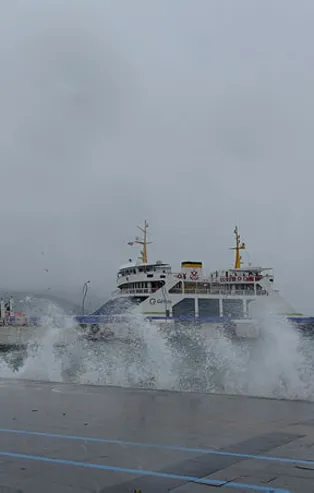 Marmara'daki poyraz deniz ulaşımını vurdu