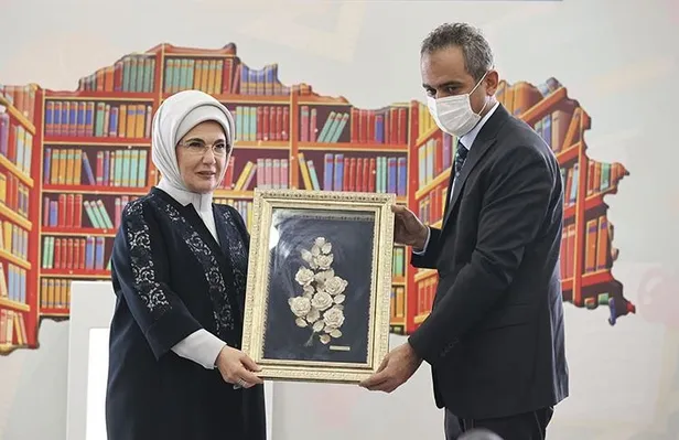 baskan-erdogan-ve-emine-erdogandan-toplu-acilis-kutuphanesiz-okul-kalmasin-1655362782909.jpeg Başkan Erdoğan ve Emine Erdoğan'dan toplu açılış... "Kütüphanesiz Okul Kalmasın"-4