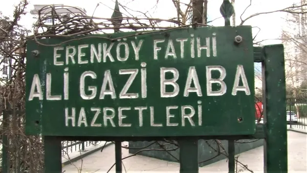 istanbul-atasehirde-caddeyi-ikiye-bolen-turbe-erenkoy-fatihi-ali-gazi-baba-mezarini-goren-sasirip-kaliyor-1641712290346.jpg İstanbul Ataşehir'de caddeyi ikiye bölen türbe! 'Erenköy Fatihi Ali Gazi Baba' mezarını gören şaşırıp kalıyor-8