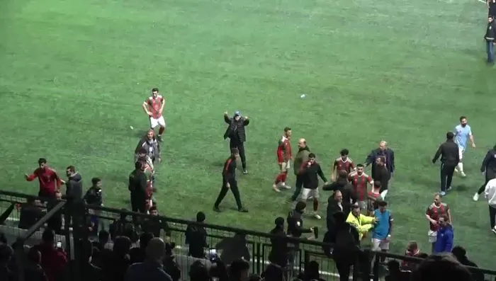 amator-lig-macinda-saha-ringe-dondu-yumruklar-havada-ucustu-1704733417822.jpeg Amatör lig maçında saha ringe döndü! Yabancı maddeler sahaya atıldı | Yabancı maddeler sahaya atıldı-5