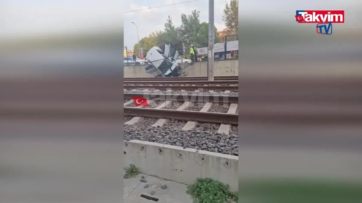 Marmaray'a araç düştü: Seferlerde aksama meydana geldi