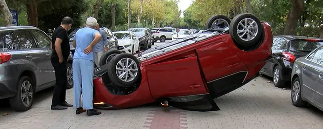 Yer: Bakırköy! Ara sokakta ters dönen otomobil görenleri şaşırttı! 10 günlük araçla kaza yapan kadın sürücü hastaneye kaldırıldı