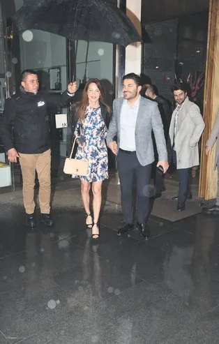 Ebru Şallı ile işadamı nişanlısı Uğur Akkuş şık giyim tarzlarıyla dikkat çektiler