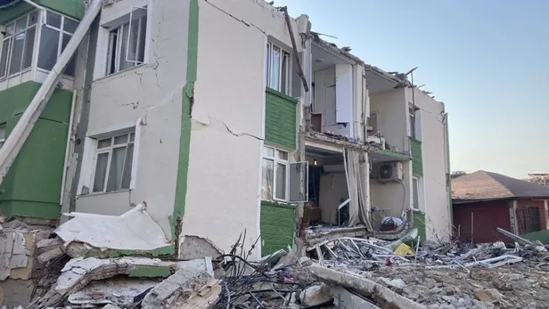 Depremin ardından acı hikayeler hüzne boğdu: Perde ve çarşafla yaşama tutunuş-2