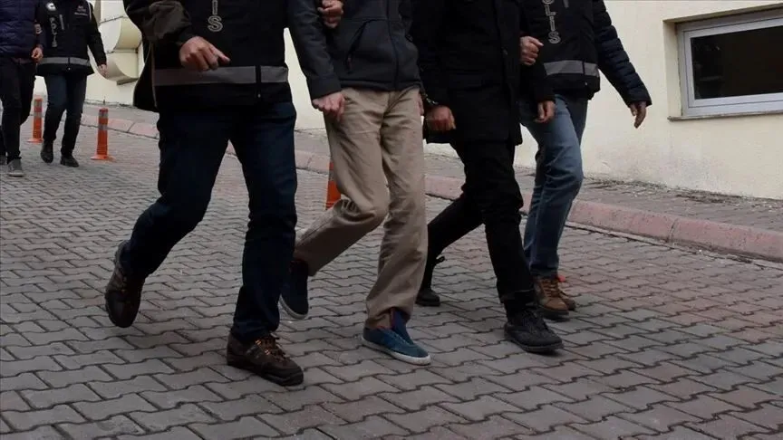 fetonun-bilisim-agina-operasyon-signal-trafigi-desifre-edildi-1788243328364.jpeg FETÖ'nün bilişim ağına operasyon! Signal trafiği deşifre edildi-3