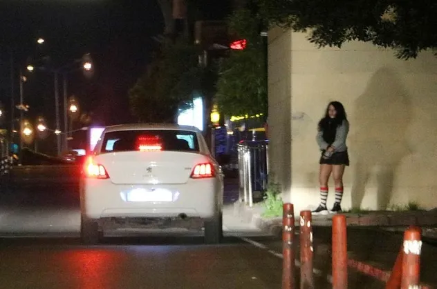 Antalya'da sokağa çıkma yasağına rağmen caddede fuhuş pazarlığı!