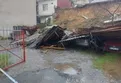 Sarıyer’de istinat duvarı çöktü: 4 araçta hasar oluştu ve 1 bina boşaltıldı