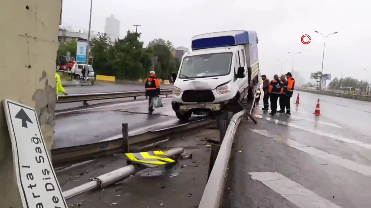 Kartal'da feci kaza! Kamyonet bariyere ok gibi saplandı