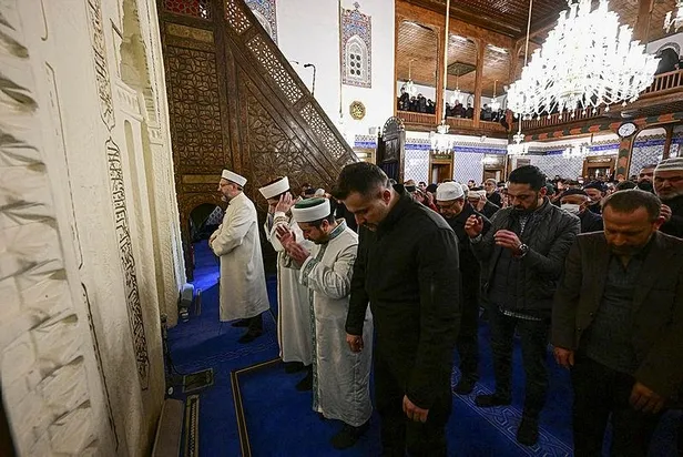 diyanet-isleri-baskani-ali-erbas-sabah-namazinda-depremzedelerle-bulustu-1677827626759.jpeg Diyanet İşleri Başkanı Ali Erbaş sabah namazında depremzedelerle buluştu-4