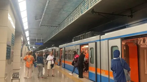 istanbul-yenikapi-metro-duraginda-dumanlar-yukseldi-vatandaslar-chpli-ibbyi-yuhalayarak-protesto-etti-1697402483992.jpeg