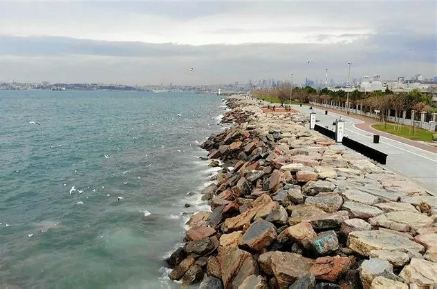İSKİ'nin arıtma tesisinden bırakılan su Kadıköy’de denizin rengini değiştirdi