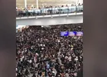 Protestocular havalimanını bastı! Tüm uçuşlar iptal edildi (Video)