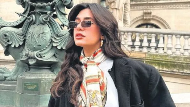 Sibil Çetinkaya fotoğraflarını, "Ben geri geldim, günaydın Paris" notuyla paylaştı