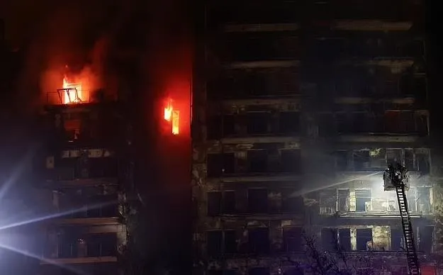 ispanya-felaketi-yasadi-14-katli-apartmanda-korkunc-yangin-binayi-saniyeler-icinde-sardi-400-kisi-mahsur-kaldi-1708687959055.jpeg İspanya felaketi yaşadı! 14 katlı apartmanda korkunç yangın: Binayı saniyeler içinde sardı! 400 kişi mahsur kaldı-3
