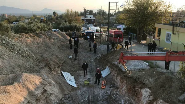adanada-su-kuyusu-acmaya-calisan-2-isci-toprak-altinda-kaldi-1608386298671.jpg Adana'da su kuyusu açmaya çalışan 2 işçi toprak altında kaldı-2