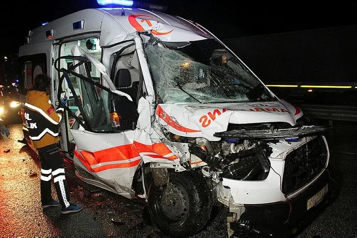 manisada-kamyonla-carpisan-ambulanstaki-hasta-kurtarilamadi-1703301884517.jpeg