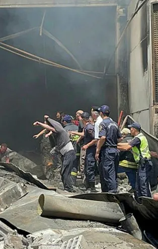 Yangına müdahale eden itfaiyeci enkaz altında kaldı