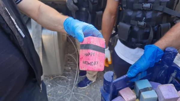 tirda-88-kilogram-eroin-ele-gecirildi-happy-birthday-yazisi-dikkat-cekti-1663590561986.jpg TIR'da 88 kilogram eroin ele geçirildi: 'Happy birthday' yazısı dikkat çekti-3