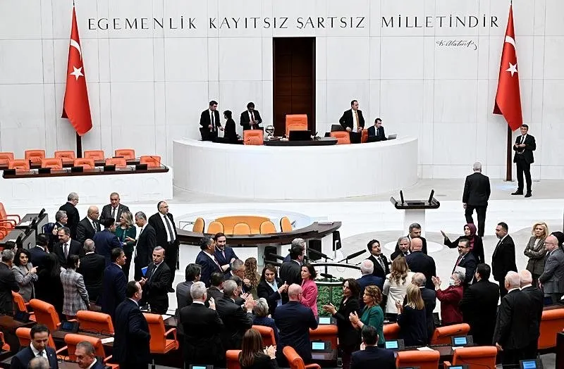 Meclis Başkanvekili Gülizar Biçer Karaca, Anayasa Mahkemesi'nin Can Atalay'la ilgili verdiği kararın hükmünü okuttu. Hüküm okunurken, bazı AK Parti'li milletvekilleri de Genel Kurul Salonu'nu terk etti. AK Parti Grup Başkanvekili Leyla Şahin Usta, Divan'ın teşekkül etmediğini belirterek, bu duruma tepki gösterdi. Bu sırada AK Parti ve CHP milletvekilleri arasında tartışma yaşandı. (AA)