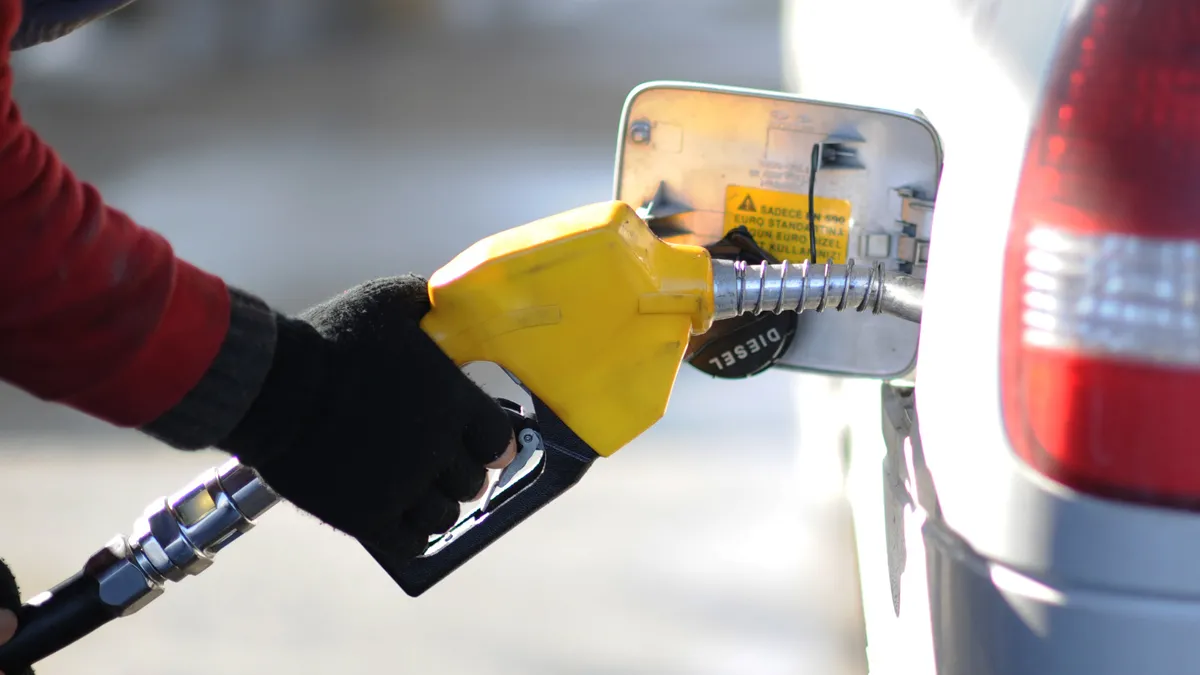 Akaryakıtta çift yönlü değişim: Benzine indirim motorine zam bekleniyor! 9 Ekim güncel akaryakıt fiyatları