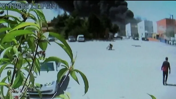 Tuzla'daki yangından yeni görüntü! İkinci patlama sonrası korku dolu anlar kamerada: Böyle kaçtılar-2