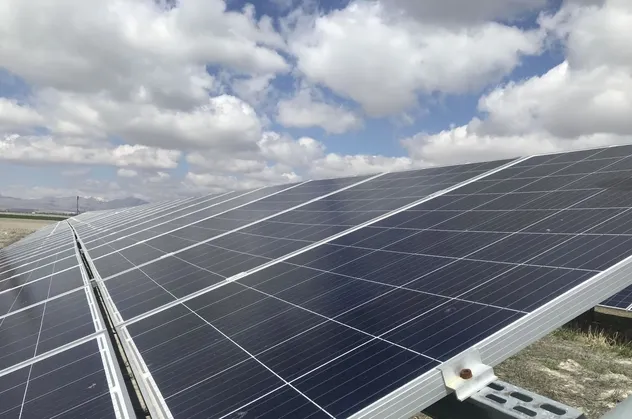 Karapınar GES Avrupa'nın en büyüğü dünyanın 5. büyük güneş enerjisi santrali olacak!  Tek güneş paneli 50 ağaç kadar karbon emisyonunu azaltıyor