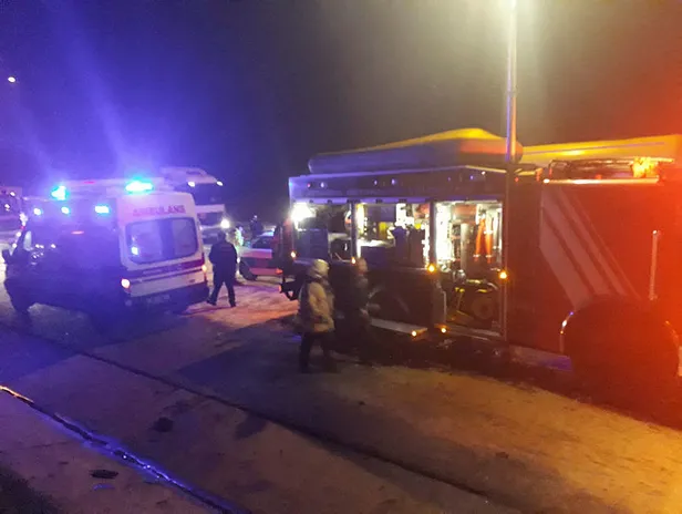TEM'de TIR kamyona arkadan çarptı: 1 ölü, 1 yaralı-1
