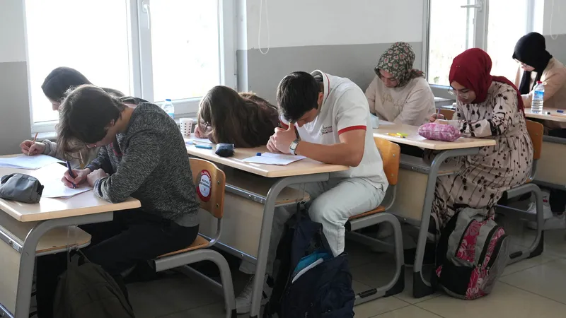 12-haziran-okul-var-mi-tatil-mi-meb-2026-takvimine-gore-lgs-sinav-tarihi-1780379494326.jpg 12 Haziran okul var mı, tatil mi? MEB 2026 takvimine göre LGS sınav tarihi-5