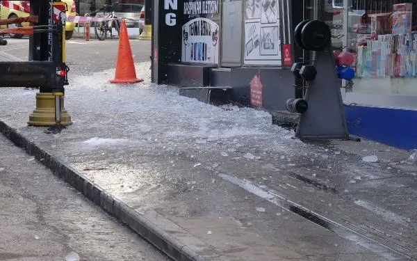 Esnaftan buz sarkıtlarına 'baretli' önlem! Gören şaştı kaldı-3