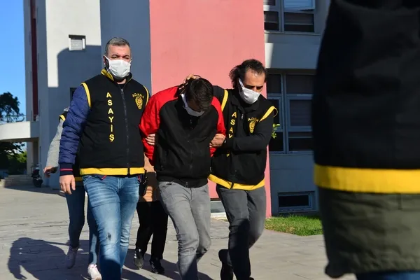 son-dakika-boyle-santaj-gorulmedi-yaninda-calistigi-ciftcinin-tarlasini-almak-icin-kiz-kardesi-cinsel-iliskiye-girdi-1609313295637.jpg SON DAKİKA: Böyle şantaj görülmedi: Yanında çalıştığı çiftçinin tarlasını almak için kız kardeşi cinsel ilişkiye girdi-5