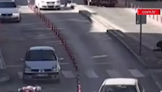 Yaya geçidinden geçen kadına araç çarptı
