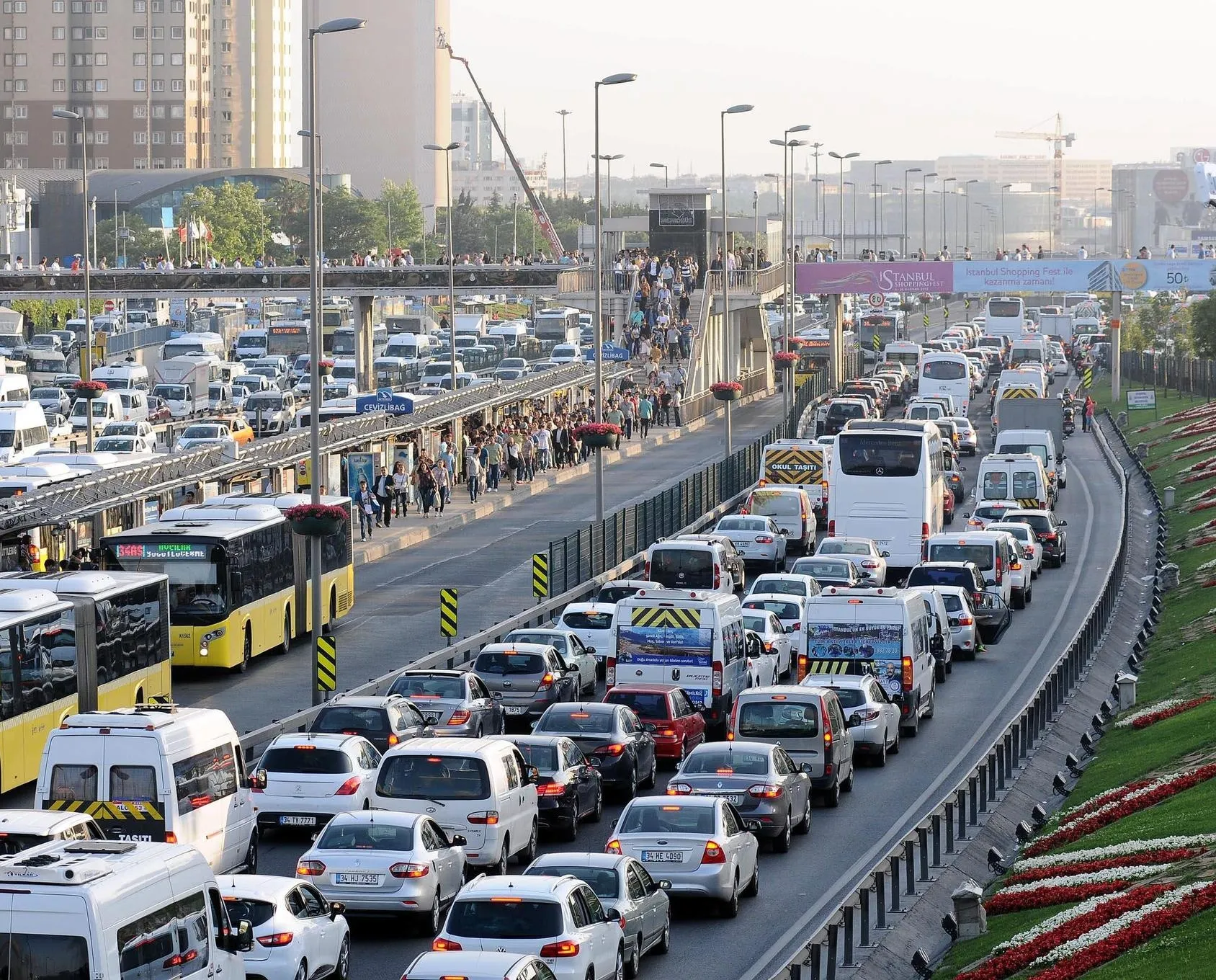 Yola çıkacaklar dikkat! İstanbul’da yağmur trafiği