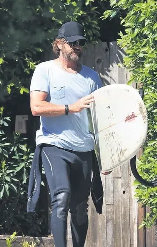 Ünlü aktör Gerard Butler'den virüsle sörf!