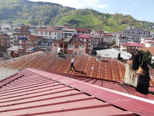 Trabzon'da ilginç olay! Megafonla çatıya çıktı, tüm ilçe ayağa kalktı…-3