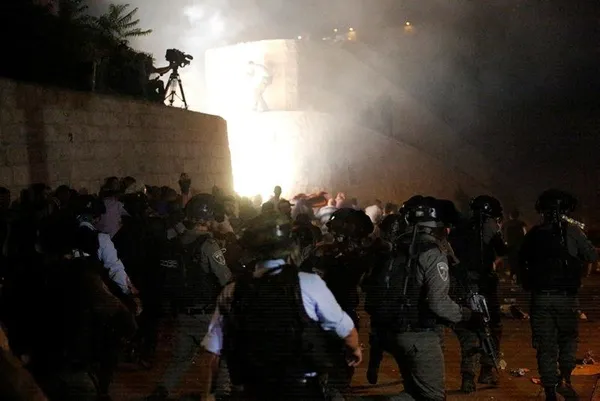 İşgalci İsrail'in polisleri namaz kılan Müslümanlara saldırdı-2