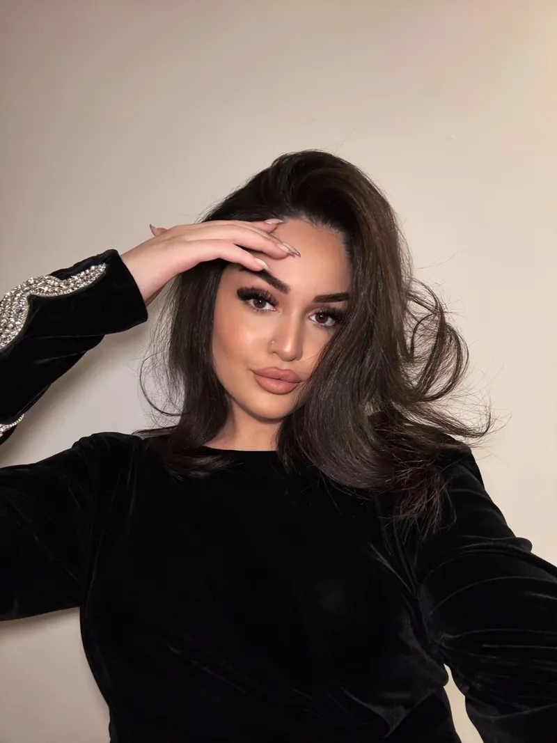 husnu-senlendiricinin-kizi-naz-senlendirici-son-haliyle-soke-etti-1775806627669.jpg Hüsnü Şenlendirici'nin kızı Naz Şenlendirici son haliyle şoke etti: Sesi de yüzü de Sibel Can’a benzetildi-3