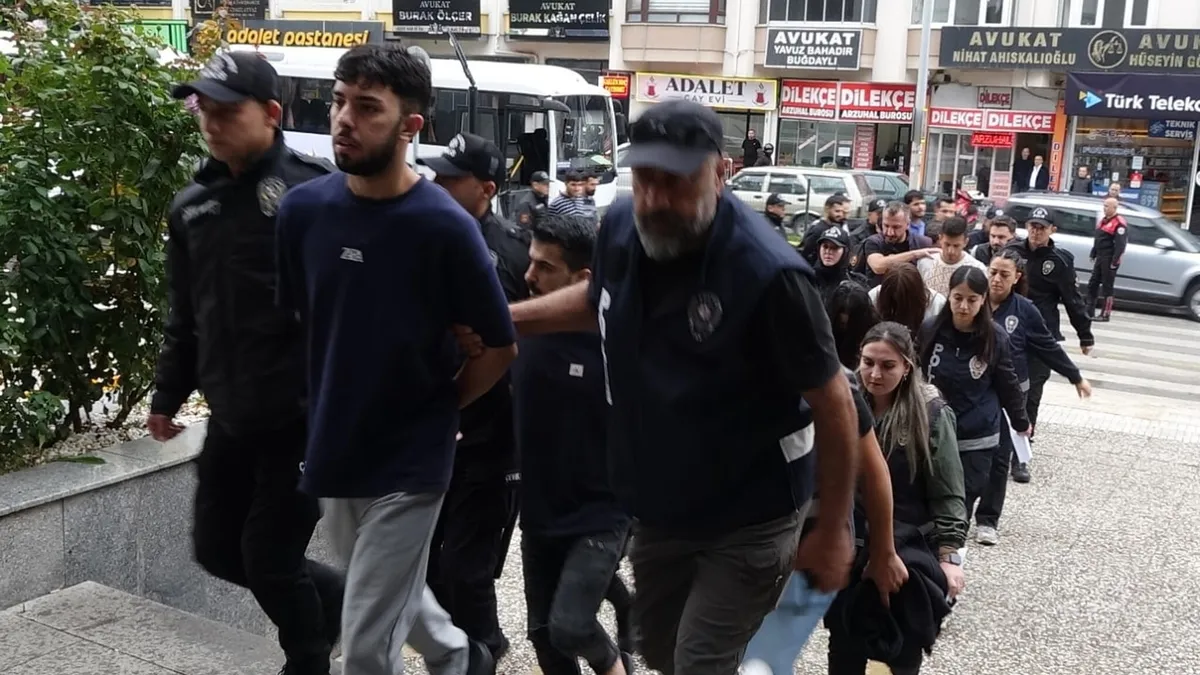 Araç satanlara 'noter' tuzağı! Güvenli ödeme vaadiyle 55 ilde kapora dolandırıcılığı yapan 15 şüpheli tutuklandı
