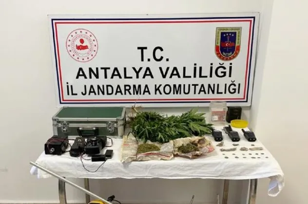 Antalya Manavgat'ta uyuşturucu ticareti şüphesi ile baskın yapılan evde çıkanlar şaşırttı.