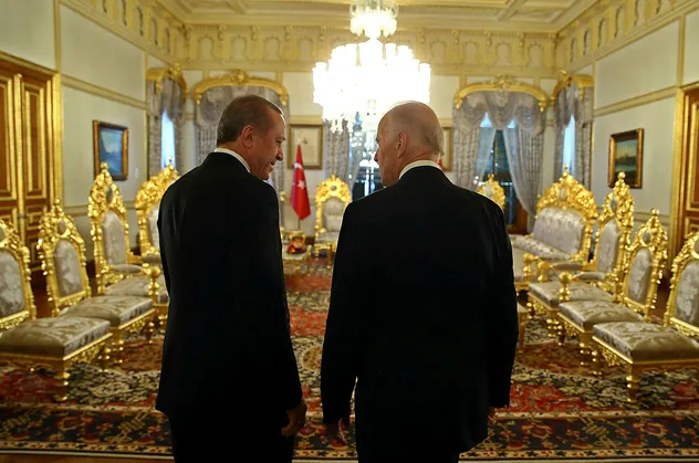 İngiliz gazetesinden dikkat çeken manşet: Erdoğan'ın çabaları Biden'ı sıkıştırıyor