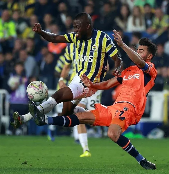 fenerbahce-basaksehir-karsilasmasindaki-tartismali-penalti-kararini-erman-toroglu-degerlendirdi-bunlar-futbolu-1666473575378.jpeg