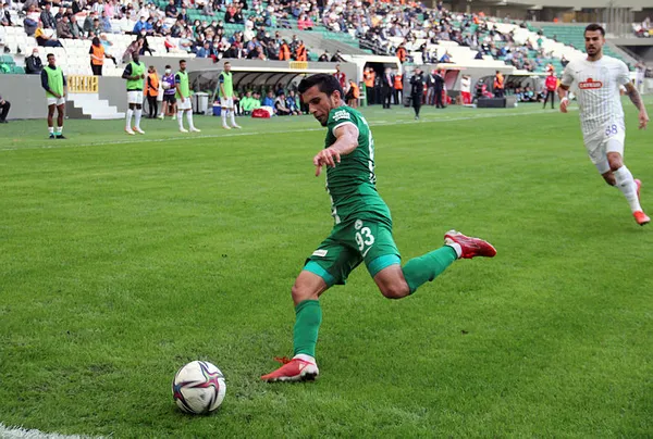 giresunspor-evinde-caykur-rizesporu-maglup-etti-rizespor-ates-hattina-dustu-1634388360866.jpg Giresunspor evinde Çaykur Rizespor'u mağlup etti! Rizespor ateş hattına düştü-3