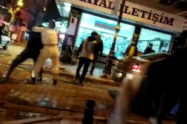 İstanbul'da yol verme tartışması kavgaya döndü! Araçtan inen kadın İETT otobüsünü yumrukladı