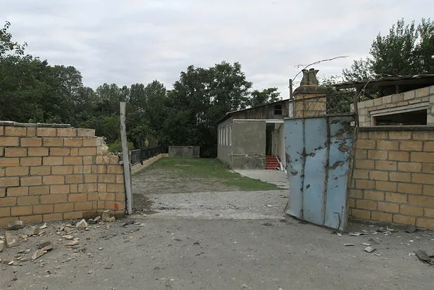 Ermenistan sivilleri hedef alıyor! Evin üzerine havan topu mermisi isabet etti