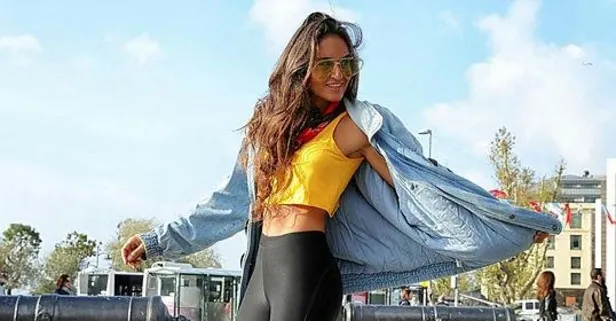 Eda Taşpınar, apartmanın çatısına çıkıp güneşlendi