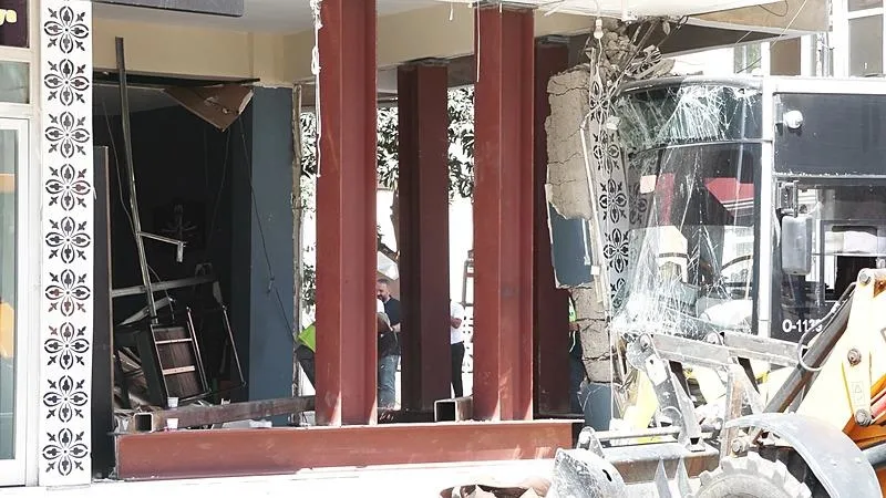 Pendik'te İETT otobüsü berber dükkanına girdi: 6 yaralı | Yıkım çalışmaları başladı! Kaza anı kamerada-10