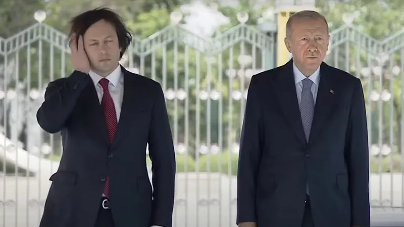 Başkan Erdoğan'ın resmi törenle karşıladığı İrakli Kobakhidze'nin saçlarıyla imtihanı!-5