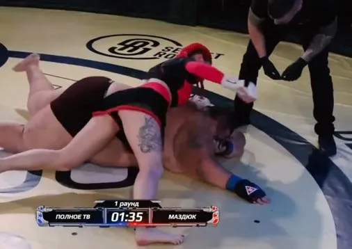 rusyada-62-kilogram-agirligindaki-kadin-dovuscu-darina-mazdyuk-240-kilogram-agirligindaki-grigory-chistyakov-ilk-rauntta-nakavt-etti-1606744750645.jpg Rusya'da 62 kilogram ağırlığındaki kadın dövüşçü Darina Mazdyuk 240 kilogram ağırlığındaki Grigory Chistyakov ilk rauntta nakavt etti-3
